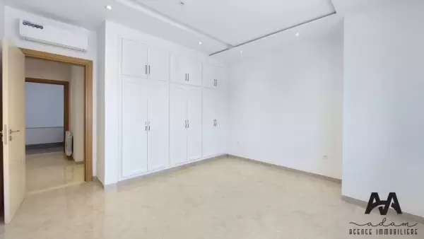 Etage de villa S+3 vide avec Abri de voiture à Neapolis, Nabeul