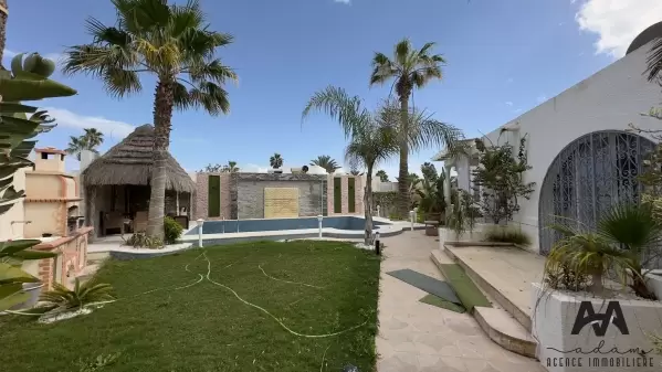 Villa S+5 avec piscine à Maamoura plage