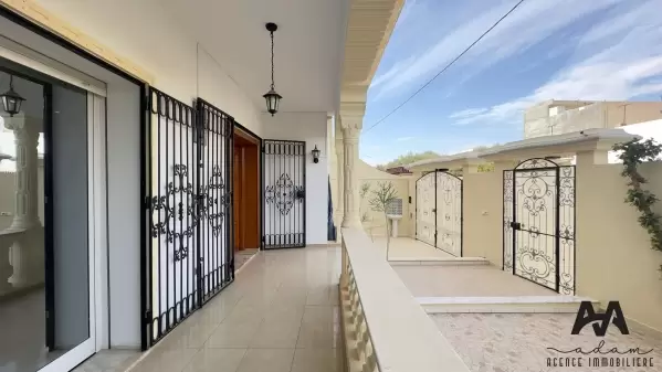 Villa S+5 en duplex avec garage à Beni Khiar Plage